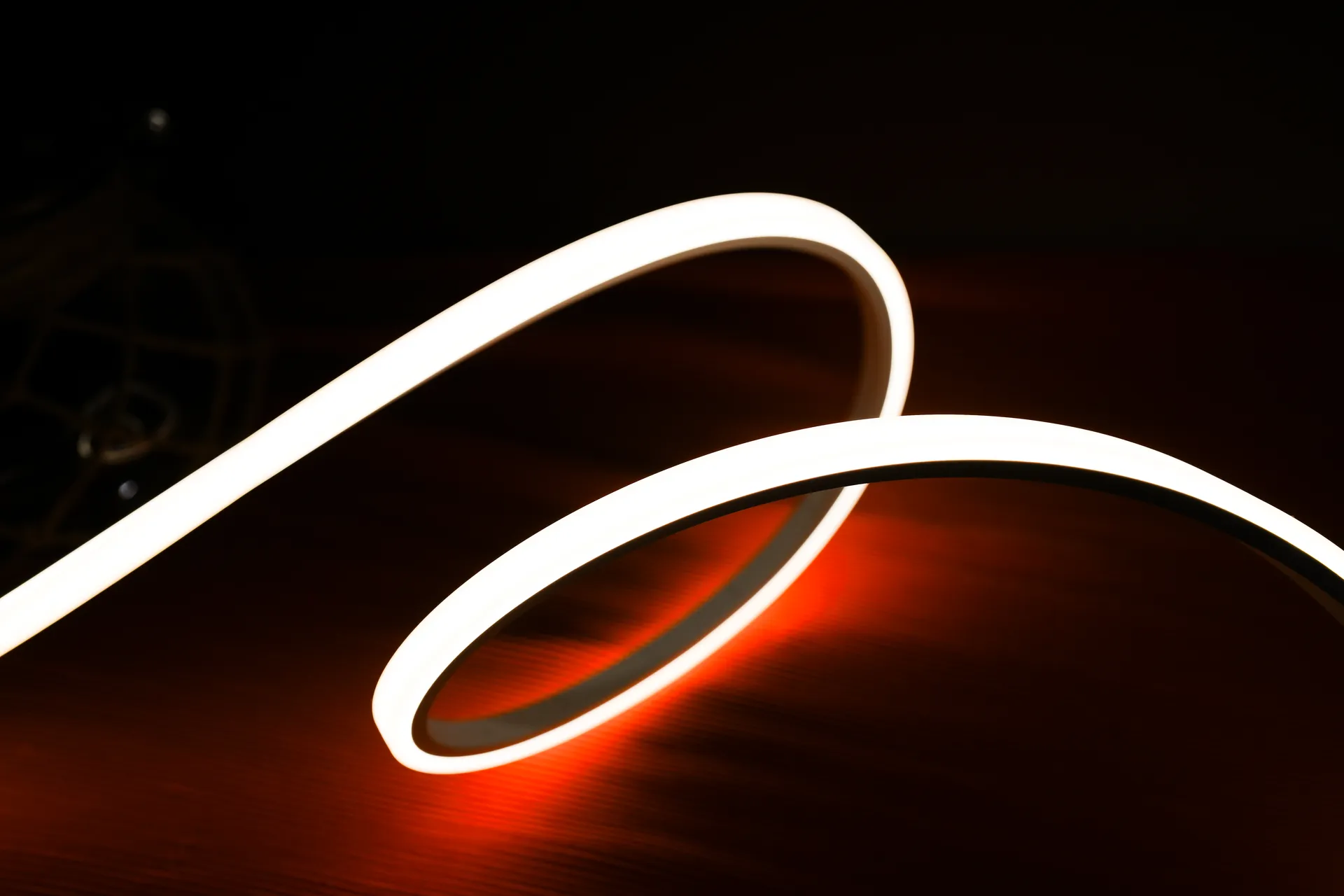 Engineering flexible neon and linear lighting for detail-driven projects.